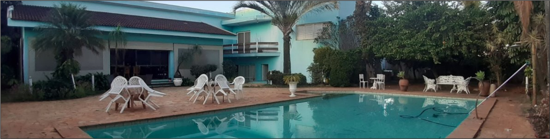 Imagem da pousada com vista para o jardim e piscina