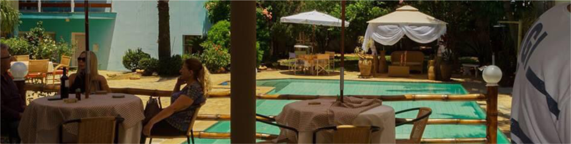 Imagem da pousada com vista para o jardim e piscina